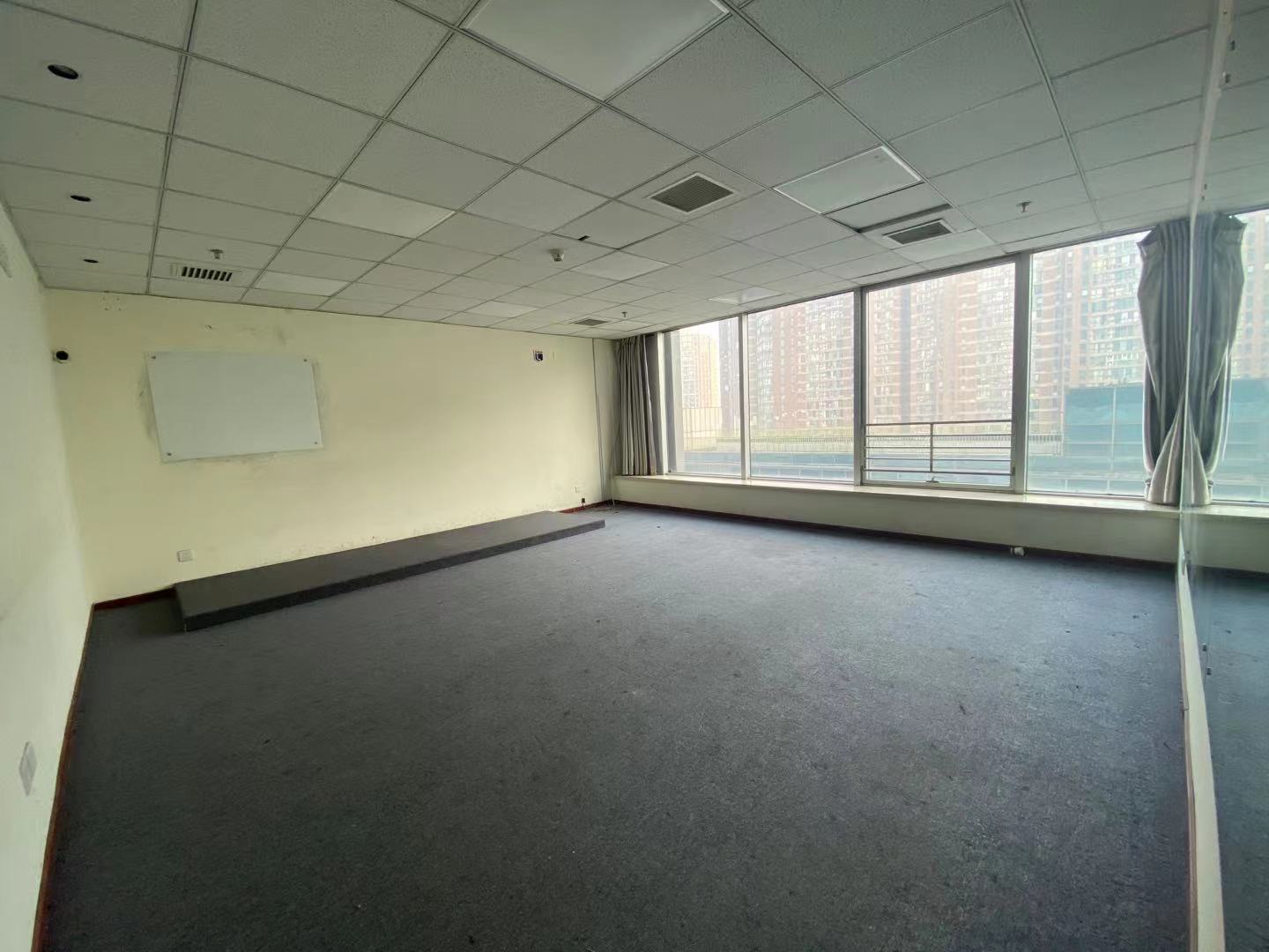 宝能中心 226平米办公室 6.5元/天/平米